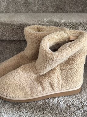 NEW Old Navy Ladies Sherpa Style Slipper Boots Size 9